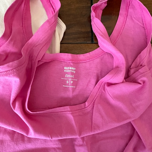 11 maternity tanks with size ruching. Size small old navy - Picture 6 of 6